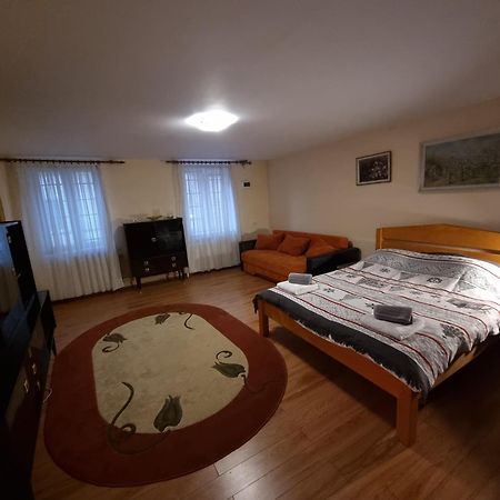 R Castle - 2 Room Apartment Брашов Екстериор снимка