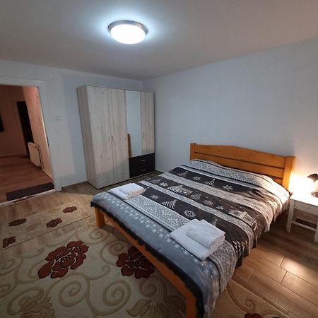 R Castle - 2 Room Apartment Брашов Екстериор снимка